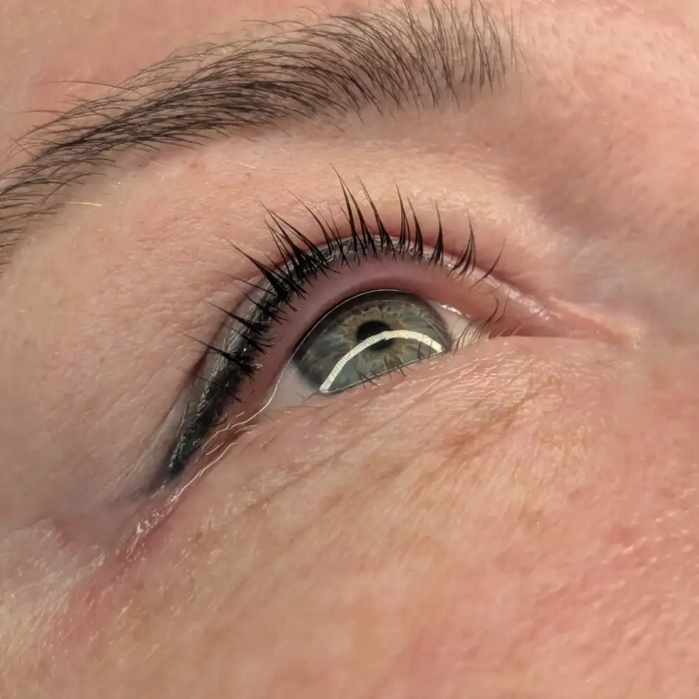 Po ošetrení: Luxusný pohľad - trvalá mihalníc + farbenie a botox (LashLift) – Klientka, 45 r. — procedúra LashLift