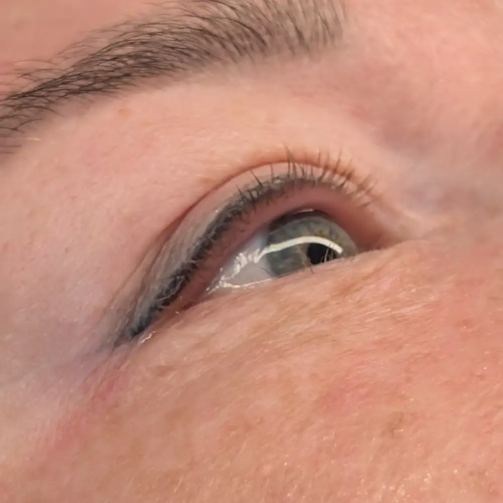 Pred ošetrením: Luxusný pohľad - trvalá mihalníc + farbenie a botox (LashLift) – Klientka, 45 r. — procedúra LashLift