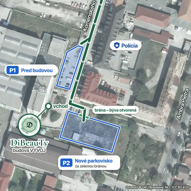 Letecká snímka: bezplatné parkovisko P1 pred budovou VÝVOJ a nové parkovisko P2 za zelenou bránou na konci Komenského ulice, so šípkami príjazdu; orientačné body polícia a ulica Ambra Pietra